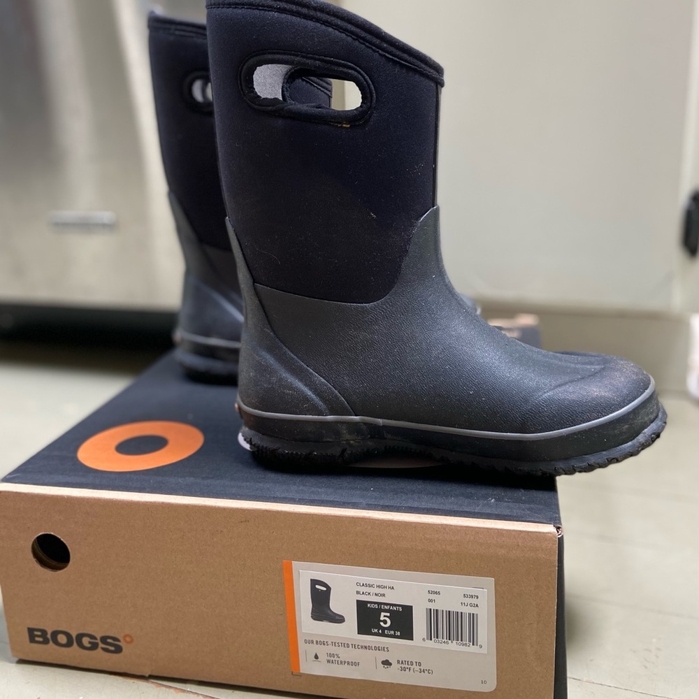 Kids size 5 BOGS BOOTS